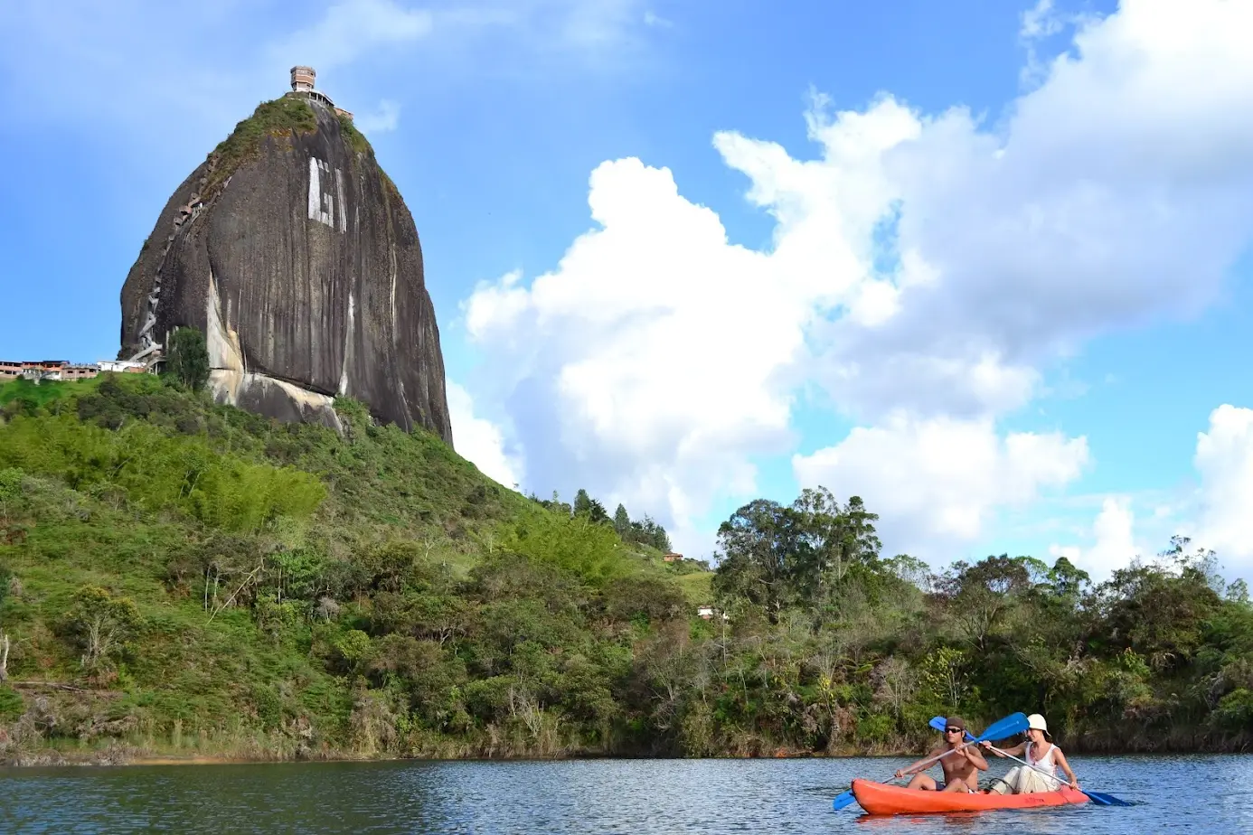 piedra del peñol guatape, kayac, paseo en bote