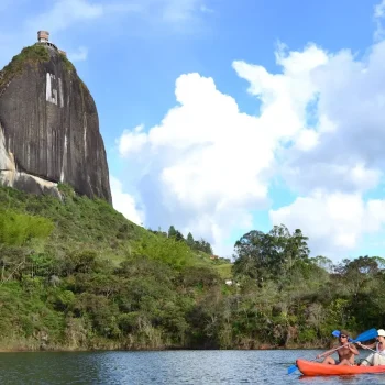 piedra del peñol guatape, kayac, paseo en bote